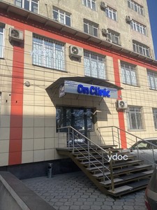 Вход в клинику