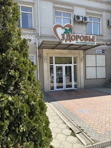 Вход в клинику