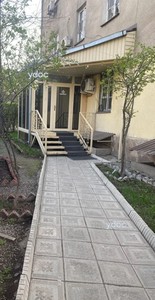 Вход в клинику