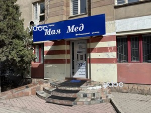 Вход в клинику