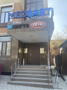 Вход в клинику