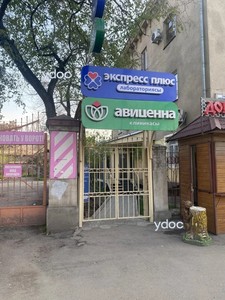 Вход в клинику