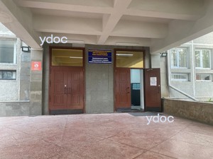 Вход в клинику