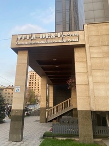 Вход в клинику