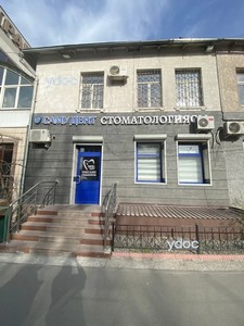 Вход в клинику